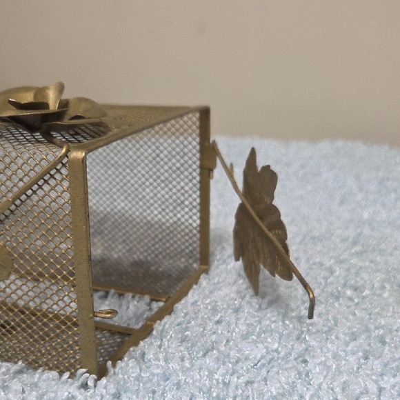 Elegant Gold Floral Mesh Tissue Box Holder - Picture 5 of 6